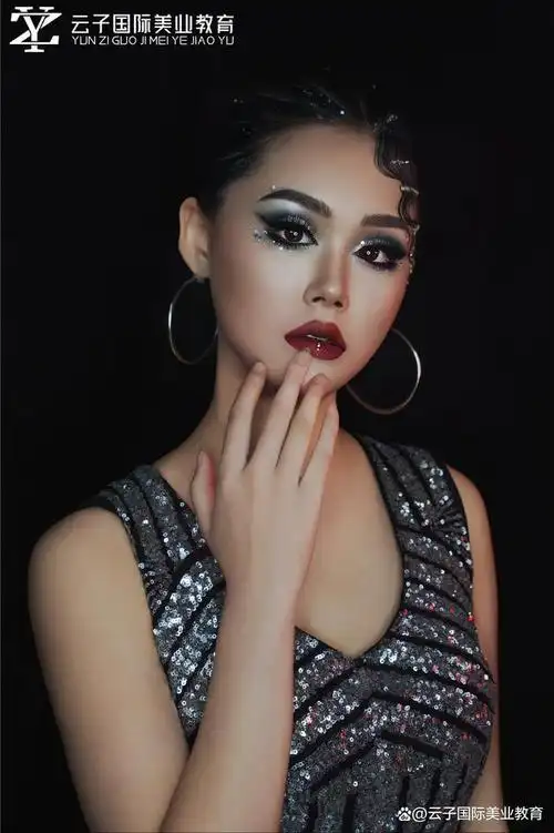 深邃眼眸是拉丁妆容的标志之一,通过精细的眼线描绘出迷人的眼神.