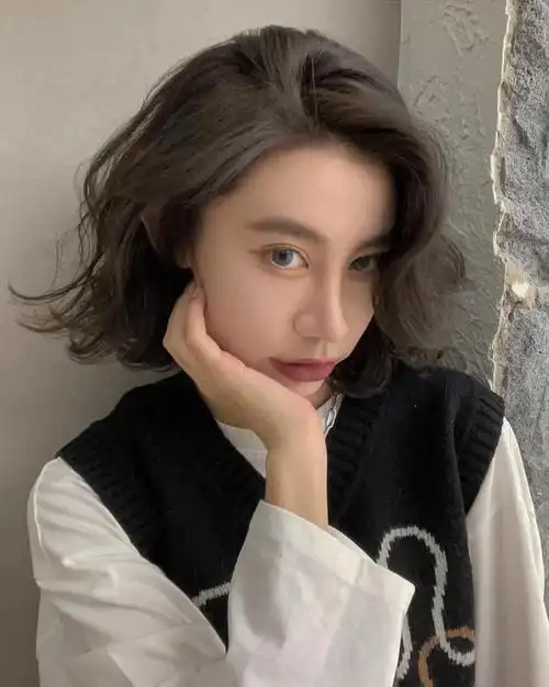 四十岁的女人,留什么发型最好看?今年流行的气质短发,换上就美