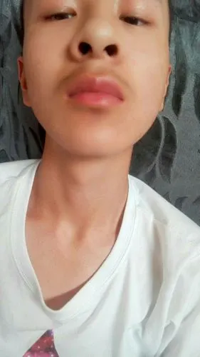 怎么喉结有点小我16男还能发育吗