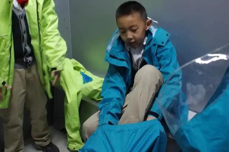 穿上雨衣雨鞋,准备体验1-9级的大风大雨