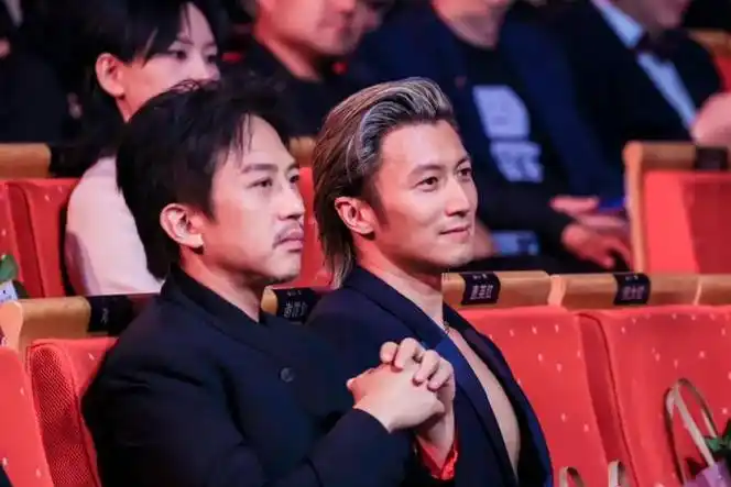 差2岁竟差天壤之别谢霆锋和邓超合照引发网友疯狂调侃内幕揭秘