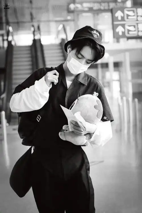 肖战 #机场穿搭  #一眼沦陷  太酷了!我又发一次 - 抖音