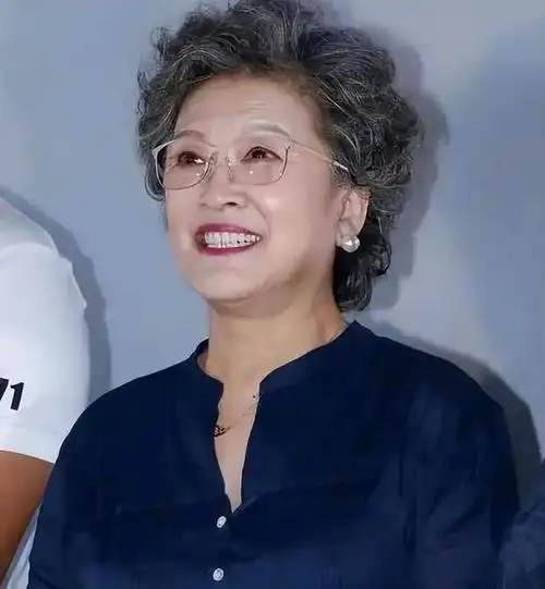 回顾戏骨宋春丽为事业放弃生育61岁终于当上母亲弥补了遗憾