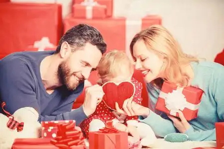 过情人节心中充满了爱.家人庆祝周年纪念日.