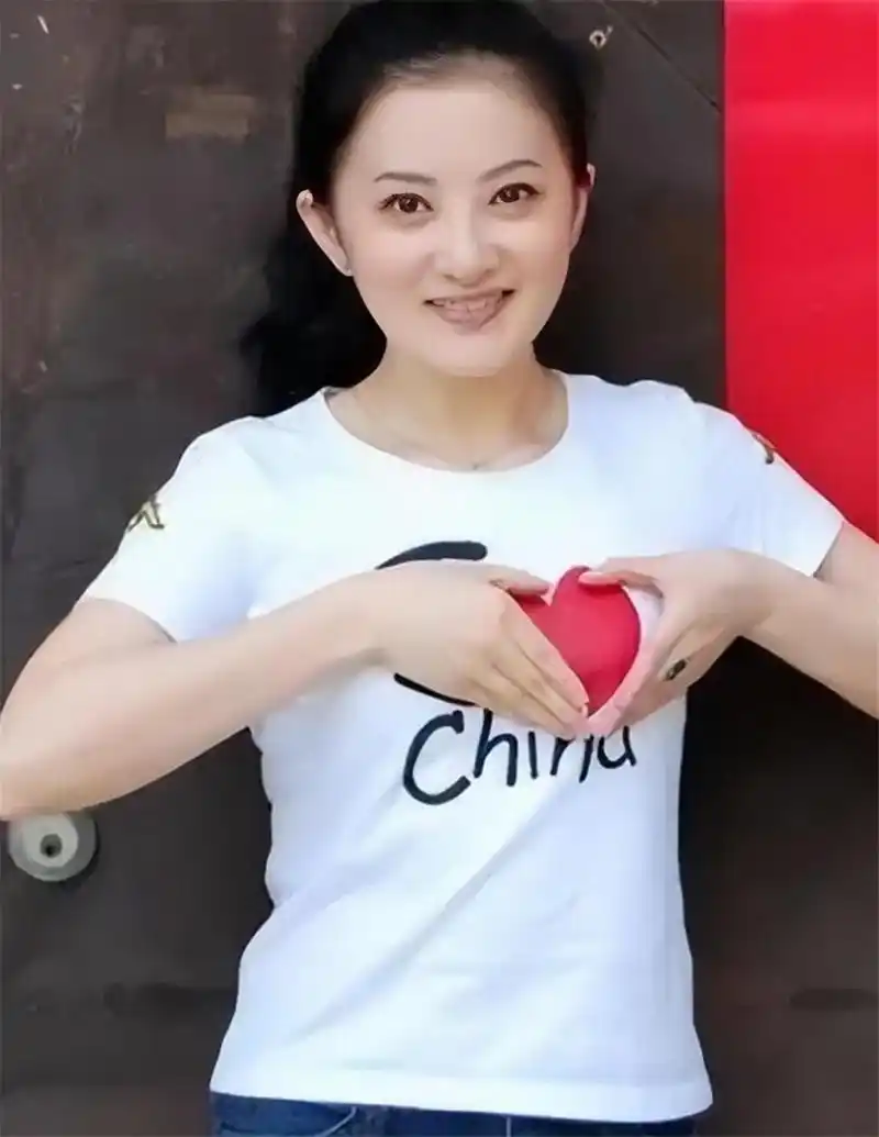 回顾金铭:两段感情无疾而终,42岁仍未婚却活成了自己喜欢的样子