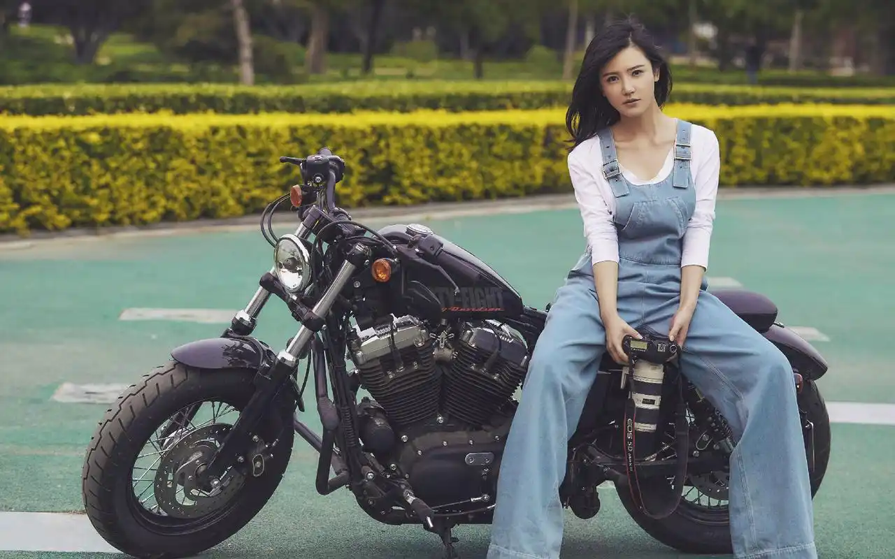 杨子珊帅气随意街拍图片桌面壁纸