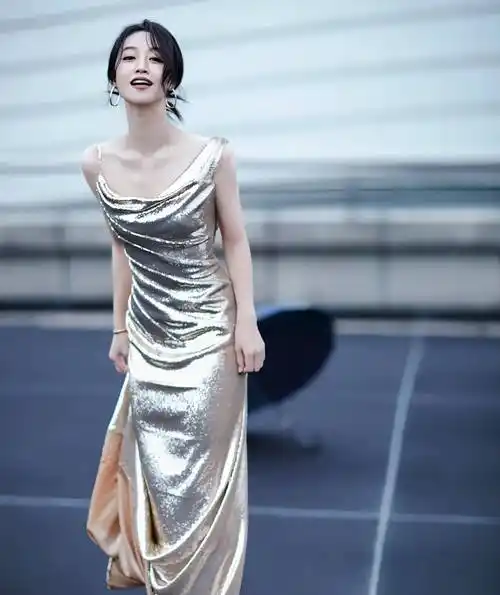 蓝盈莹一身金背裙美得让人心跳加速!_时尚_来自_图片