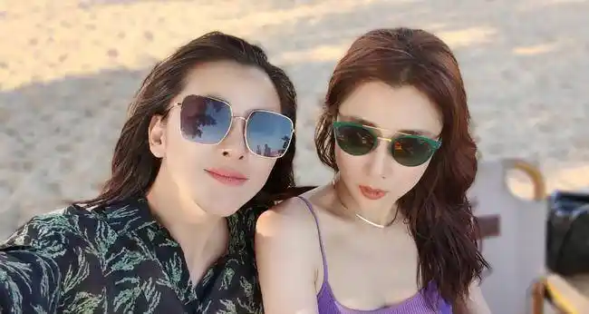 原创42岁殷桃与黄小蕾海边度假穿低胸吊带炫身材皮肤白嫩十分惹眼