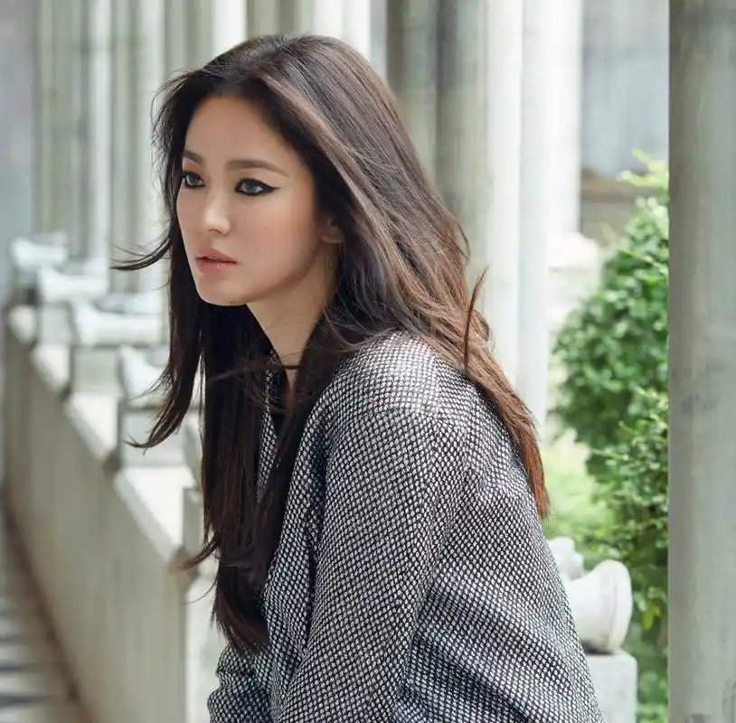 宋慧乔离婚后首个写真曝光 烟熏妆性感又迷人!_凤凰网时尚_凤凰网