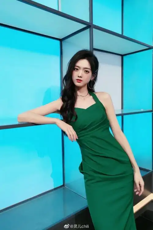 kpl主持人灵儿晒照开赛第一天重庆狼队和南京hero还需加油哇