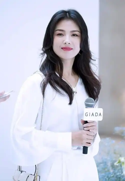 刘涛白色衬衫 白色阔腿裤简约大气_活动_品牌_时尚