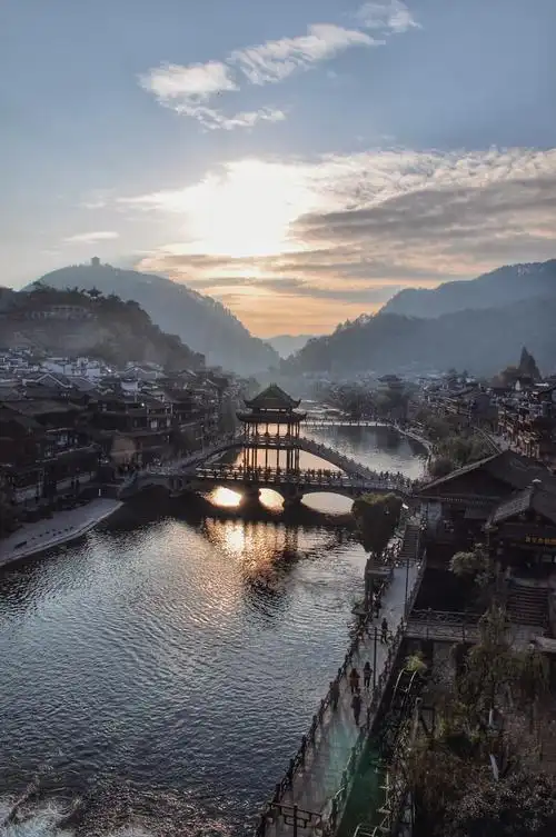 遥望凤凰古城秘境中的边城