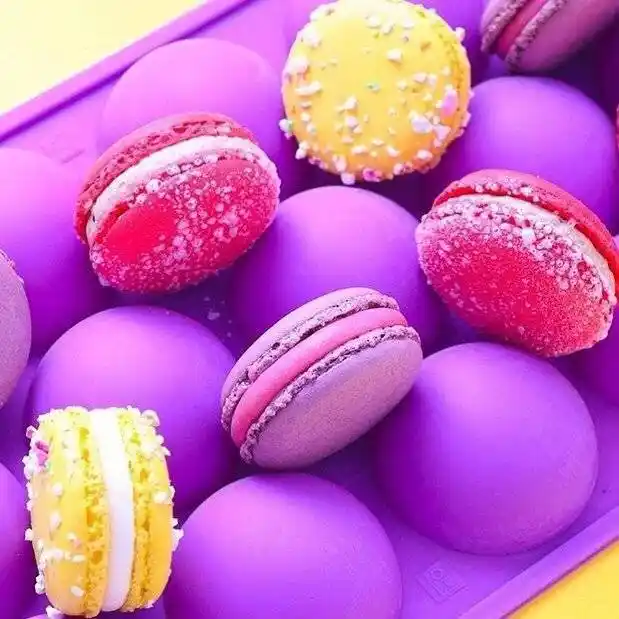 紫色的背景真的闪瞎眼,这么晃眼的马卡龙真是太不低调了,这大概是我