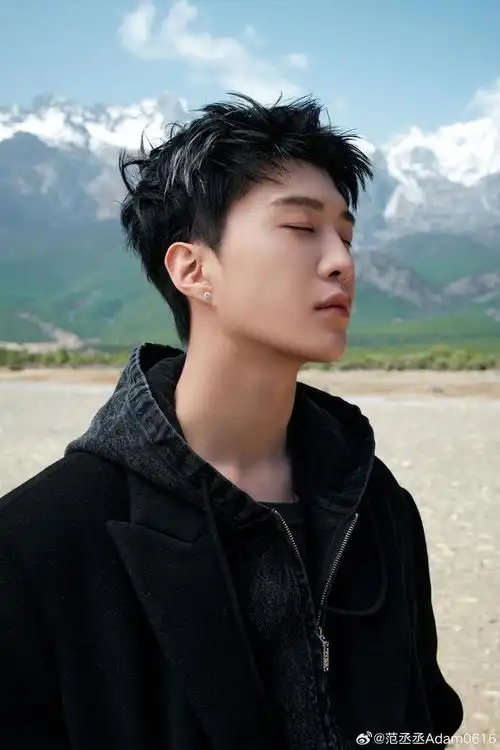 范丞丞白色挑染造型图,简直太帅啦!