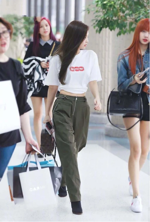 女式c字卫裤图片(jennie果然是团中c位!
