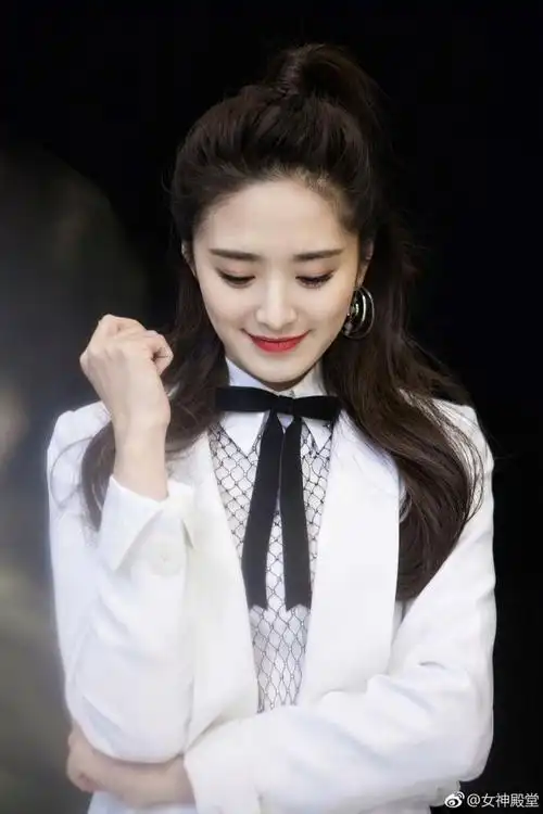 湖南卫视美女主持人刘烨 ,造型百变,简直就是时尚潮人,每一套穿搭都