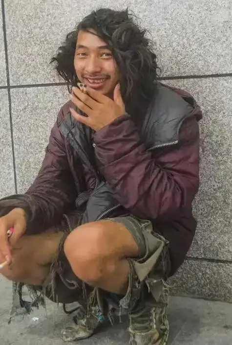 峰少圈|月薪上万都不如乞丐,很现实!|小情侣|叫花子|要饭_网易订阅