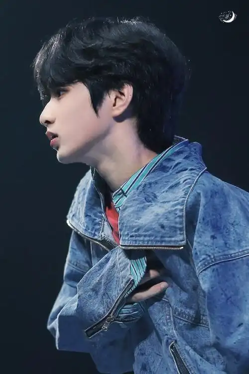 刘耀文拿奖状童年照