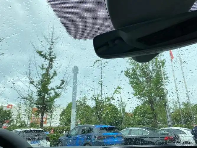 要不是雨天我还get不了我车上那些隐藏的功能