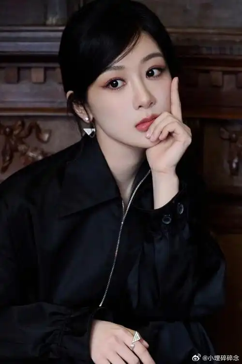 发型和妆容好适配杨紫的脸~身穿黑色短外套搭配半身长裙,优雅又生人勿