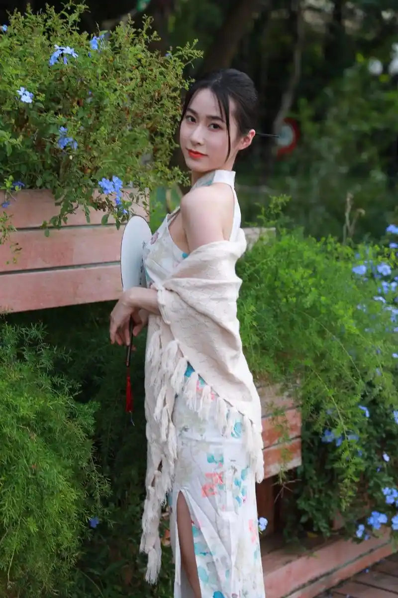 这位小姐姐很漂亮是位古典的旗袍美女