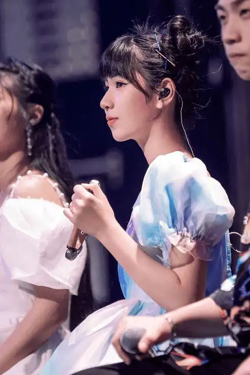 那英薛之谦与李昕融共同出席看见音乐计划盛典