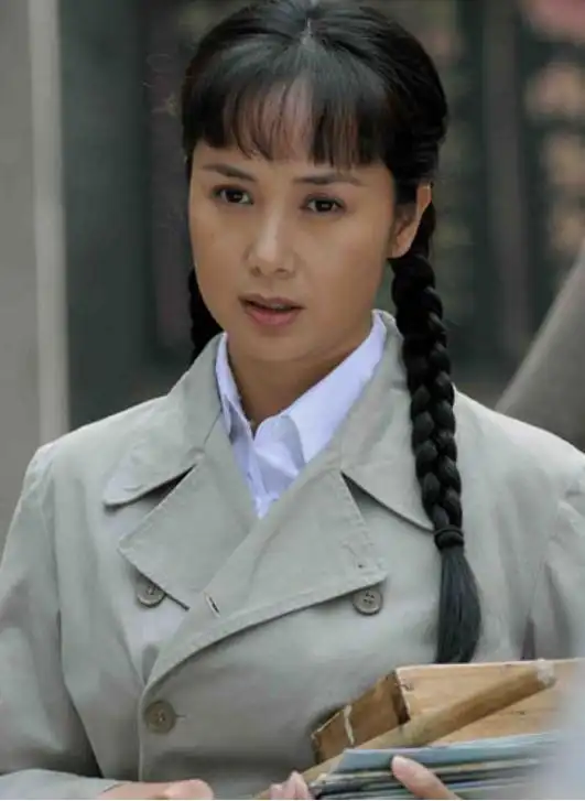 蒋雯丽年轻时曾这般惊艳扎着麻花辫清纯动人现48岁仍美得脱俗