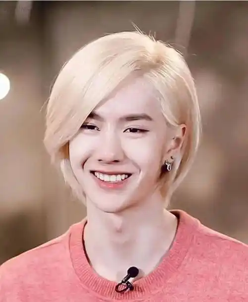 王一博早期的白牡丹照片,一头金色头发,看起来好好看_感觉_少爷_贵族