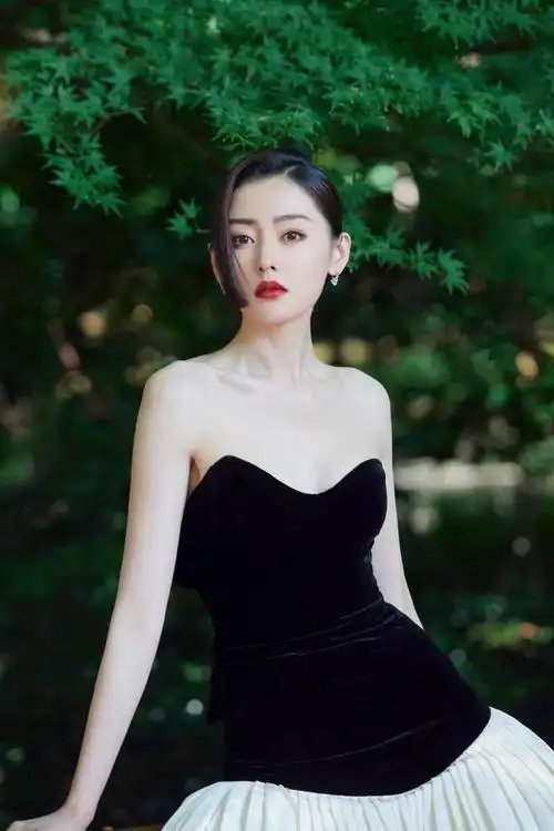 张天爱性感写真美图黑色挂脖礼裙优雅迷人大方秀出事业线