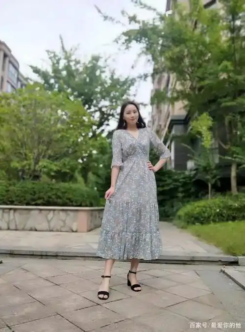 30岁女人也甜美,清雅脱俗的碎花裙超走心