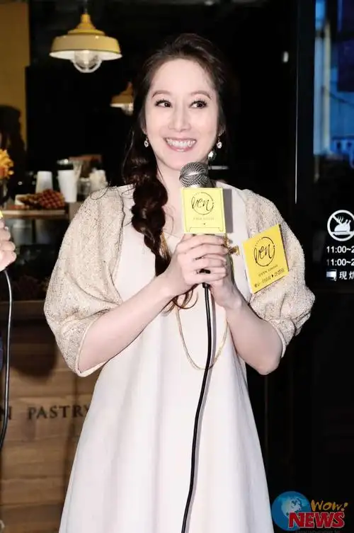 许慧欣化身一日店长 烤香送爱为公益献声