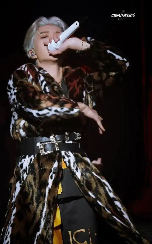 范丞丞超话丨#范丞丞白发#>>>20190804清晰银发线条歌声游荡的夜是你