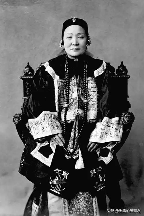 清代官员夫人们的真容老照片,个个身着绫罗绸缎,浓妆艳抹