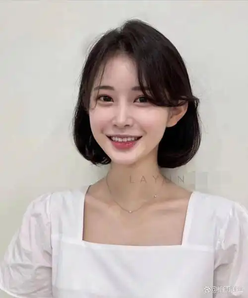 春季剪一个时尚又潮流的包脸短发发型,适合大脸的女生,瘦脸效果非常好