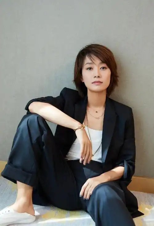 马伊琍穿西装现身把小白鞋当拖鞋穿搭配起来比高跟鞋还时尚