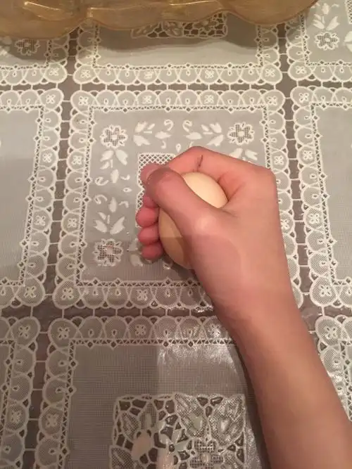 【第二步】  如图手握鸡蛋