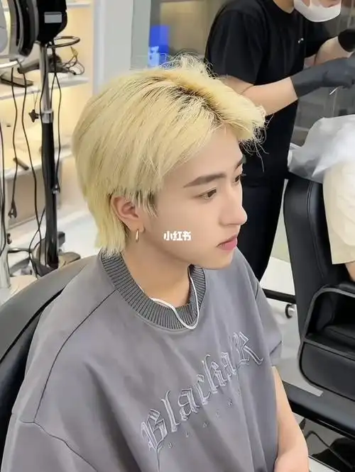 男生超帅发色奶蓝灰染完直接显白两度