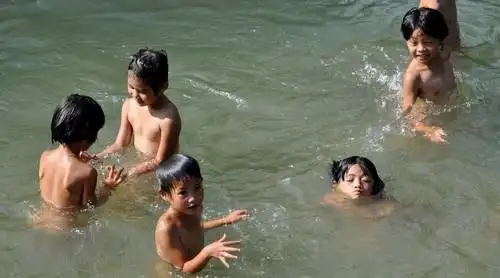 小孩戏水 童年无忌