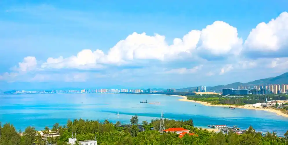 三亚一直以来也被叫做「小东北」父亲常年生活在东北,冬季环境对心