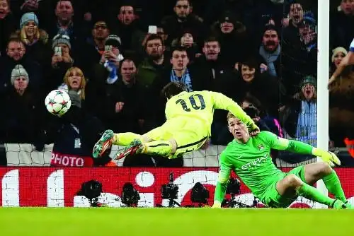 2月24日,巴塞罗那队球员梅西(左)在点球被扑出后头球补射攻门.