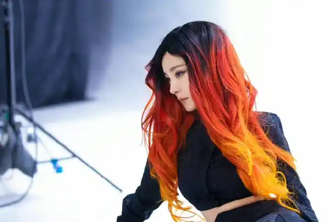 杨幂染红发##杨幂晒二月二随拍