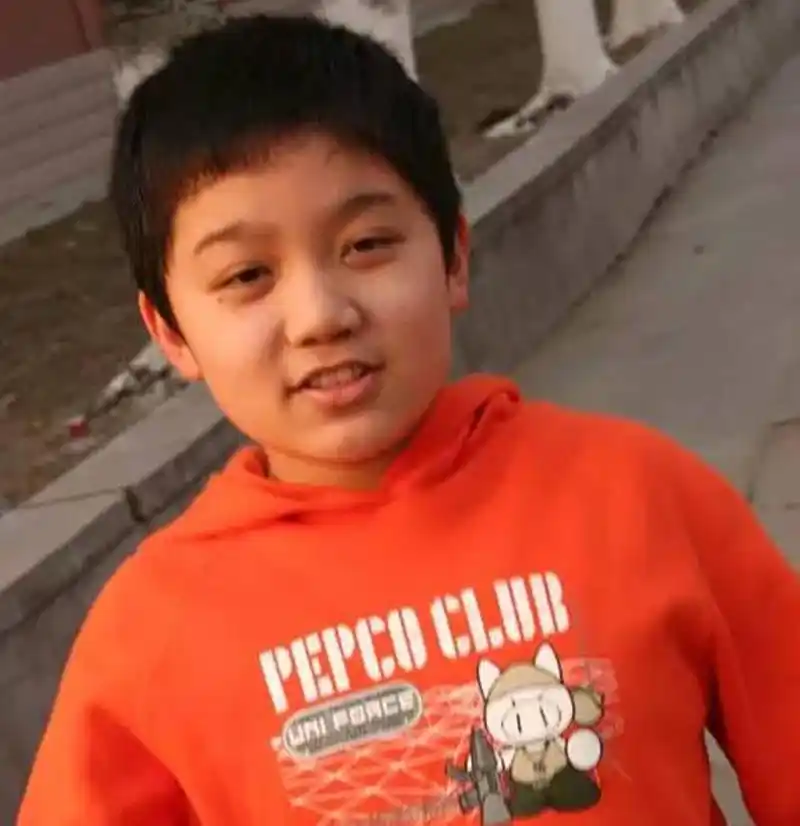 当时尤浩然拍摄家有儿女的时候是8岁,当时也是非常可爱了.