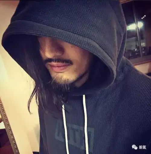 关谷神奇如今变邋遢颓废大叔