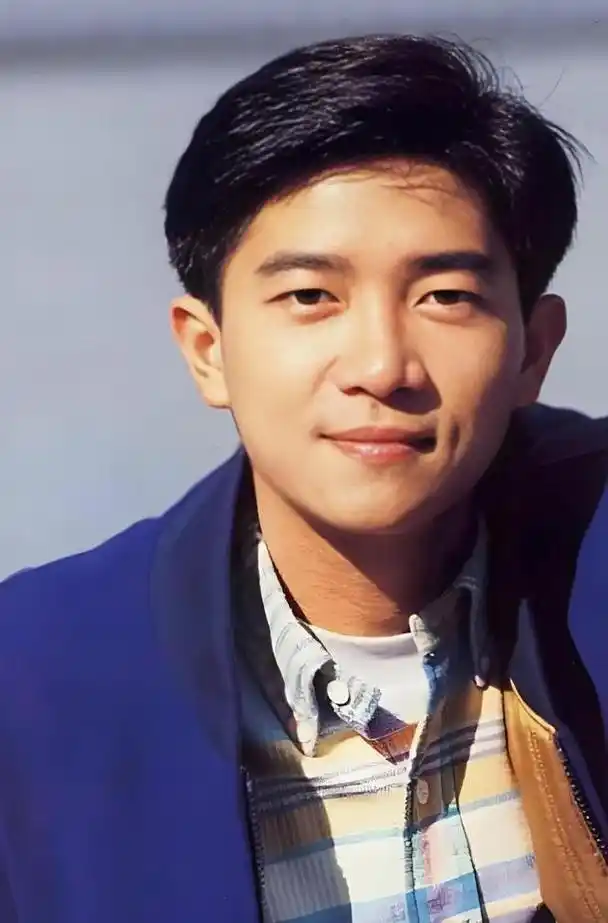 陈百强的音乐魅力并不仅限于他个人的才华,更在于他与时代和同道中人