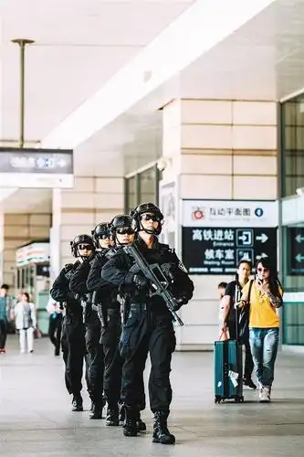 全副武装巡逻的西安特警.(特警支队供图)