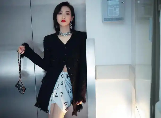 宋茜10天4套黑色西装造型,酷帅凌厉兼具女人味的风格很飒_个性_设计