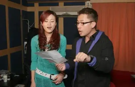 他开始跟天娱传媒抢人,成功签下了叶一茜和易慧.