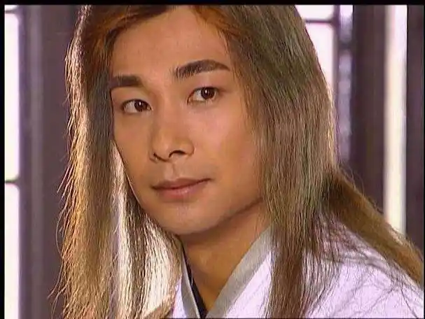 2001年10月,赵文卓拍摄《大醉侠》时意外受伤,小连天天打电话问赵文卓