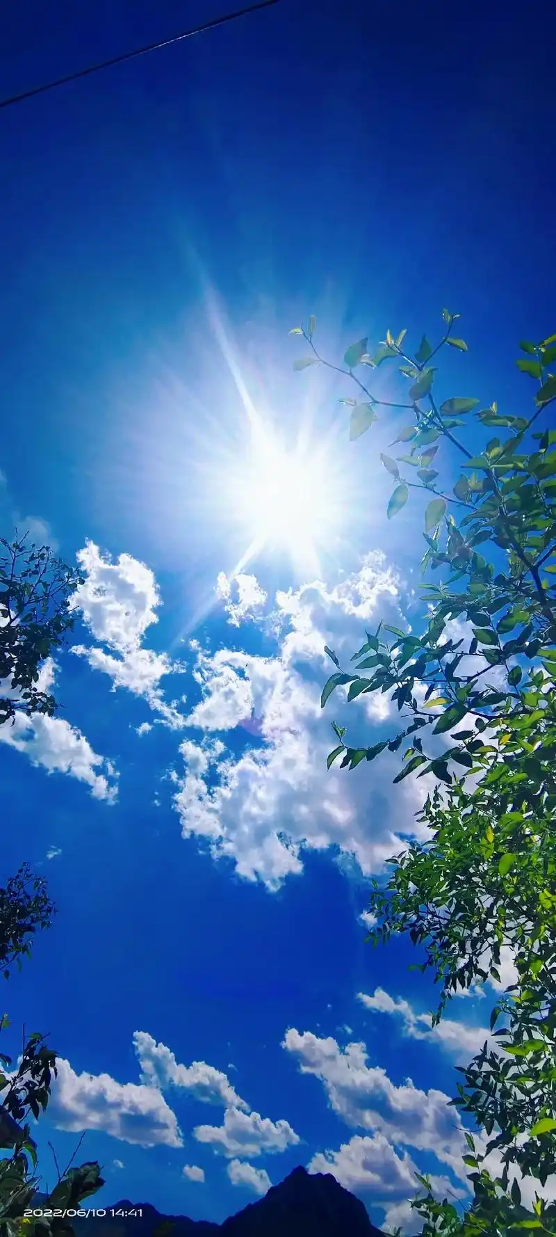 天空万里无云,远处飘这一朵小云.#治愈系风景  - 抖音