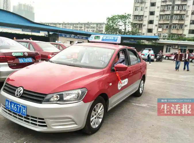 南宁部分出租车"试水"换顶灯 电话召车将亮黄灯